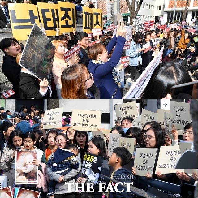 6년째 지속되는 낙태죄 입법 공백 상태로 인해 여성들이 음지의 유산유도제(임신중지약)에 내몰리게 된 와중에도 국회는 임신중지약 도입 여부를 두고 찬반으로 갈라져 첨예하게 대립하고 있다. 사진은 지난 2019년 낙태죄에 대해 헌법불합치 결정을 내린 헌법재판소 앞에서 낙태죄 폐지를 찬성하는 시민단체와 반대하는 단체가 시위하고 있는 모습. /남윤호 기자