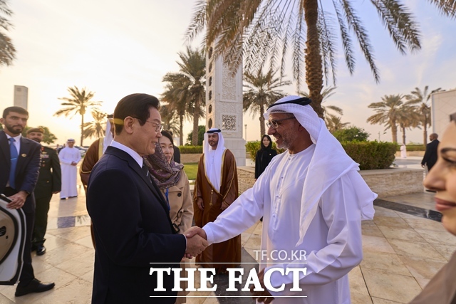 21일 업계에 따르면 김정관 산업통상부 장관은 19일(현지시간) 술탄 아흐마드 알 자베르 UAE 산업첨단기술부 장관 겸 아부다비석유공사(ADNOC) 사장과 만나 AI데이터센터 구축 협력 등 한-UAE 정상회담에서 합의된 경제분야 주요 과제 이행방안을 논의했다. 중동·아프리카 출장 중인 이재명 대통령이 17일(현지시간) 아랍에미리트연합(UAE) 아부다비 셰이크 자이드 그랜드 모스크를 방문해 관계자와 인사를 하고 있다. /대통령실