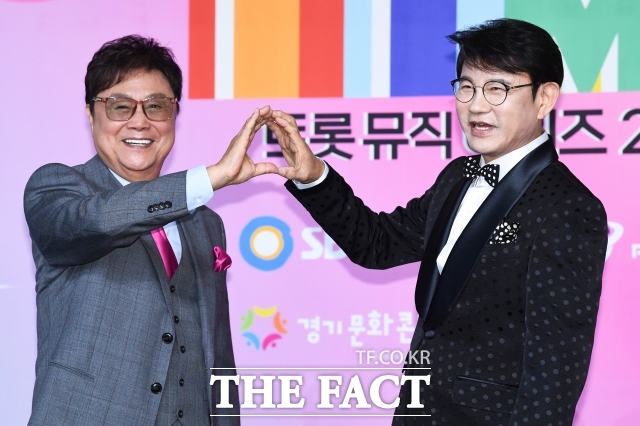 깊이 있는 음악적 분석과 사람 냄새 나는 격려가 동시에 가능한 레전드 가수 설운도의 합류로, 시즌3에 대한 기대감이 크게 높아지고 있다. 사진은 SBS프리즘타워에서 열린 트롯 뮤직 어워즈 2024 시상식에 참석해선배가수 남진(왼쪽)과 레드카펫을 밟고 있는 모습이다. /서예원 기자