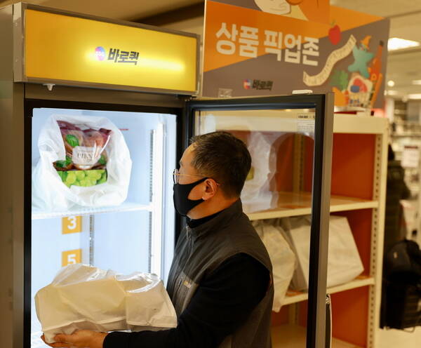 SSG닷컴이 이마트와 콜라보해 선보인 바로퀵 배송 서비스에서 신선식품이 전체에서 59%의 비중을 차지하고 있다. 이에 이마트 바로퀵 운영 점포 수도 전국 48곳으로 늘었다. /SSG닷컴