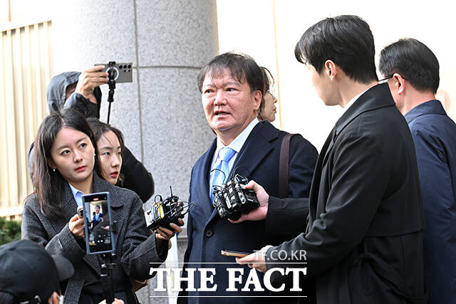 민경욱 전 국회의원이 법정을 나서며 입장을 밝히고 있다.