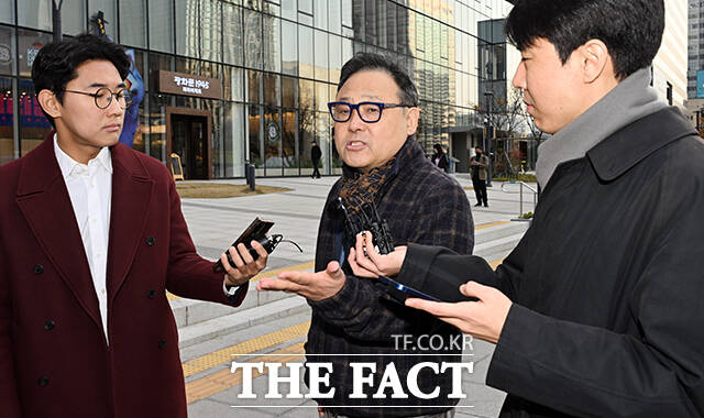 김건희 씨에게 바쉐론 시계를 건네고 특혜를 받은 의혹을 받고 있는 서성빈 드론돔 대표가 20일 오전 서울 종로구 광화문KT 웨스트에 마련된 김건희특검 사무실로 출석하며 기자들의 질문에 답변을 하고 있다. /임영무 기자