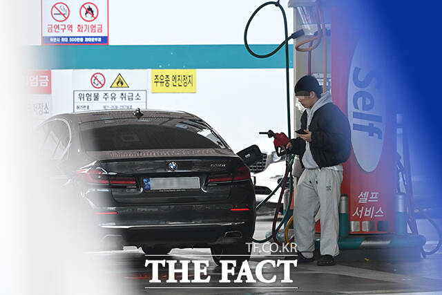 서울 휘발유 가격이 9개월여 만에 1800원대를 넘어선 20일 오전 서울 시내 주유소에 유가 정보가 표시돼 있다. /서예원 기자