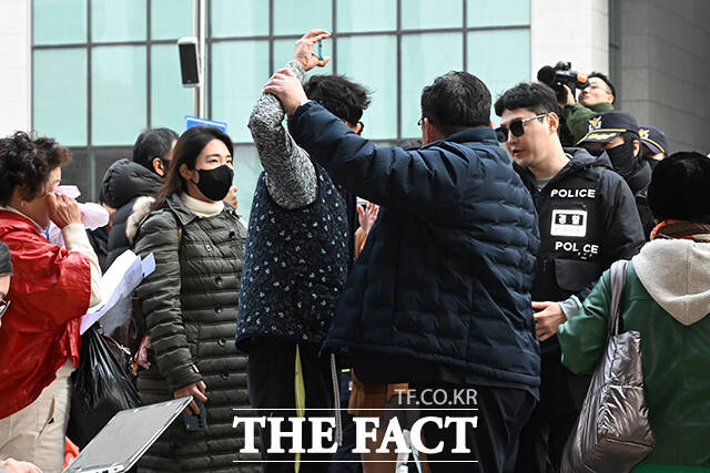 시민들이 '국회 패스트트랙(신속처리안건) 충돌 사건' 1심 선고 공판을 앞두고 항의하고 있다.