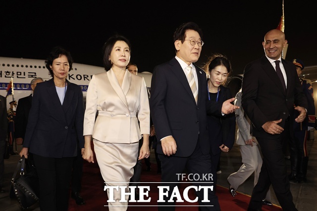 이집트를 공식 방문한 이재명 대통령과 김혜경 여사가 19일(현지 시간) 카이로 국제공항에서 이동하고 있다. /카이로=뉴시스