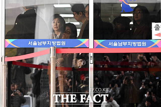 나경원 국민의힘 의원이 법정을 나서고 있다.