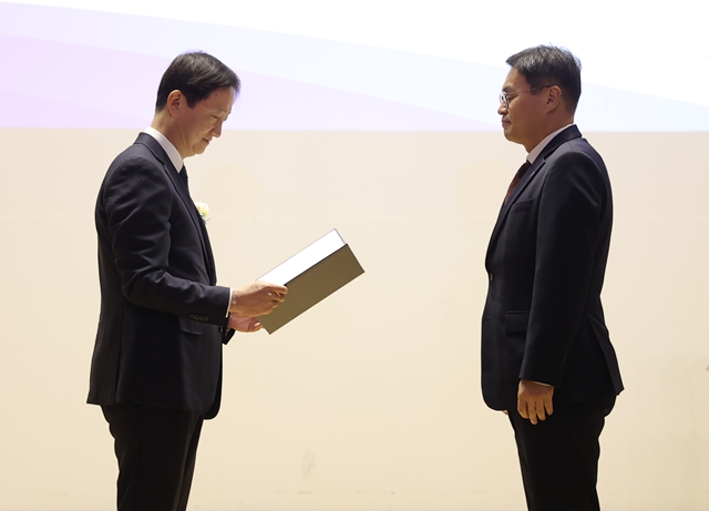 제20회 금융공모전에서 이찬진 금융감독원장(왼쪽)이 박진우 은행연합회 본부장에게 상장을 전달하고 있다. /은행연합회