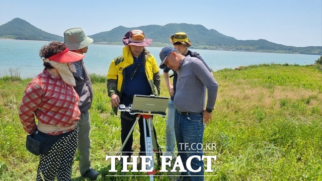 전남도 관계자들이 지목과 실제 이용 현황을 확인하기 위해 대상 토지를 살펴보고 있다./전남도