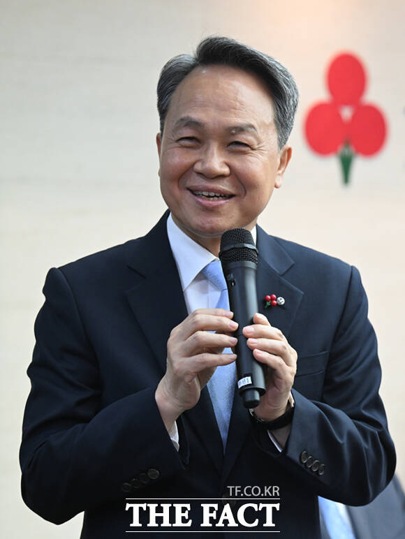 김병준 사회복지공동모금회장과 정은경 보건복지부 장관, 진옥동 신한금융지주 회장, 김성이 한국사회복지협의회장(왼쪽부터)이 국민 기본 먹거리 보장을 위한 '그냥드림' 사업 업무협약식(MOU)에 참석해 협약서에 사인한 뒤 박수를 치고 있다.