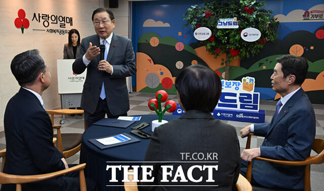 김병준 사회복지공동모금회장과 정은경 보건복지부 장관, 진옥동 신한금융지주 회장, 김성이 한국사회복지협의회장(왼쪽부터)이 국민 기본 먹거리 보장을 위한 '그냥드림' 사업 업무협약식(MOU)에 참석해 협약서에 사인한 뒤 박수를 치고 있다.