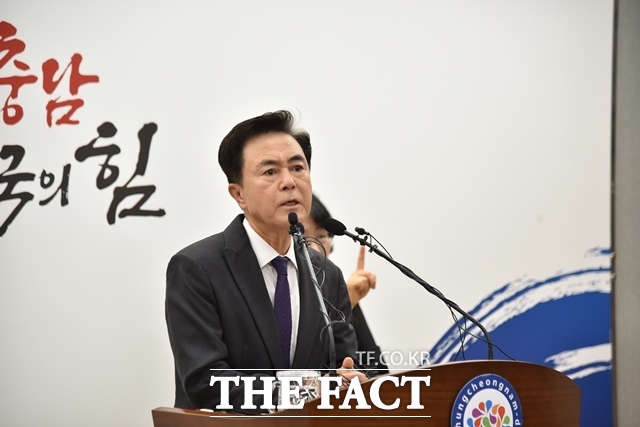 18일 충남도청 프레스센터에서 김태흠 충남도지사가 천안·아산역 주변에 돔구장 건립 계획을 발표하고 있다. /충남도