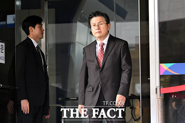 법정 나서는 황교안 전 국무총리.