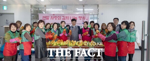 최충규 대덕구청장(가운데)과 신탄진동 새마을부녀회 회원들이 20일 지역 취약계층을 위한 김장 김치를 담근 후 기념 촬영을 하고 있다. /대덕구