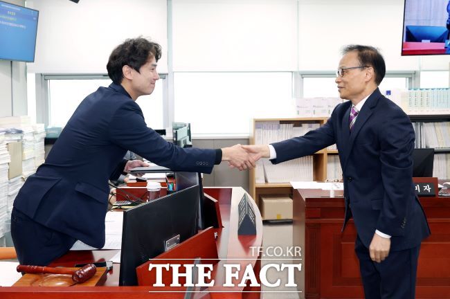 경기도의회 황대호 인사청문특별위원장(사진 왼쪽)이 20일 류인권 한국도자재단 대표이사 후보자와 인사청문을 마치고 악수하고 있다. /경기도의회
