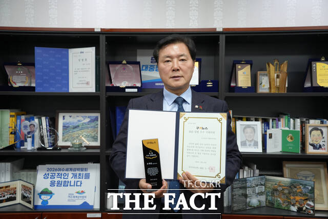 조계원 민주당 의원이 19일 국회에서 2025 입법 우수의원 상패를 들고 기념사진을 촬영하고 있다. /조계원 의원실