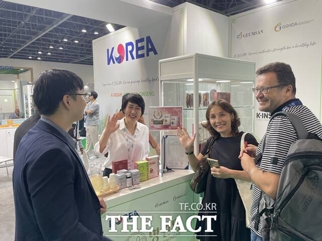 지난 17~19일 두바이 세계무역센터에서 열린 2025 두바이 유기농 제품 박람회금산인삼홍보관에 현지 바이어들이 홍삼스틱 등 인삼제품에 큰 관심을 보이고 있다. /금산군