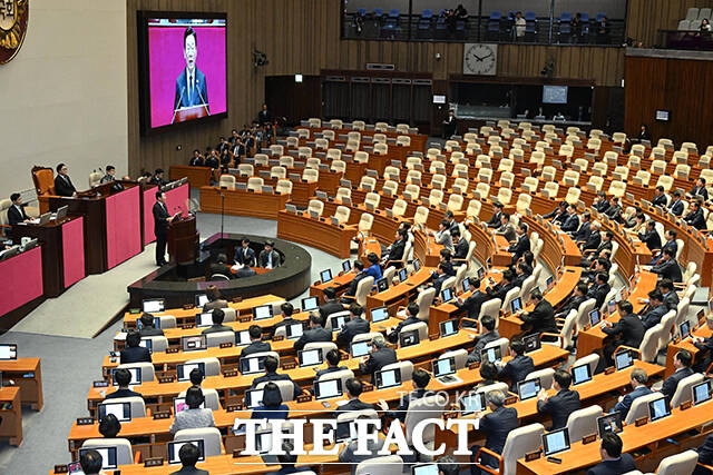 입법 책임이 있는 국회 내에서도 의견이 갈린다. 사진은 이재명 대통령이 국회 본회의장에서 2026년도 예산안 관련 시정연설을 하는 모습으로 기사와 무관함. /배정한 기자
