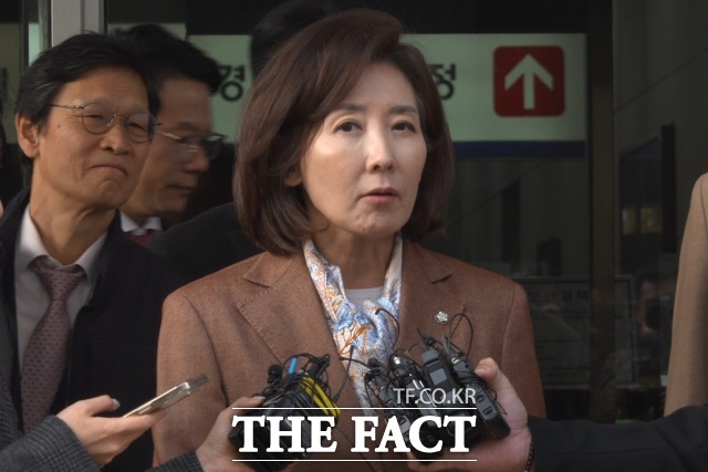 20일 오후 서울 양천구 서울남부지방법원에서 특수공무집행 방해, 국회법 위반 등 혐의로 기소된 국민의힘 전신 자유한국당 전·현직 의원과 보좌관 등 26명에 대한 1심 선고와 관련해 나경원 국민의힘 의원이 발언하고 있다. /김기범 기자