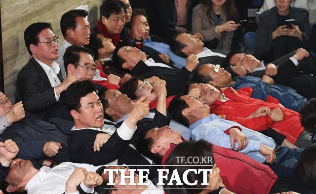 국회 패스트트랙 충돌 사건으로 재판에 넘겨진 국민의힘 전현직 의원들이 전원 벌금형을 선고받았다. 사진은 2019년 4월 자유한국당(국민의힘 전신) 의원들이 국회에서 사법개혁특별위원회 전체회의를 저지하기 위해 회의실 입구를 점거하는 모습. /배정한 기자