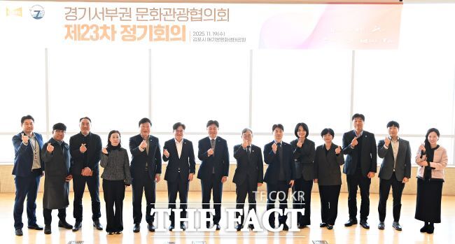 경기서부권문화관광협의회 시장단 및 실무진이 단체촬영을 하고 있다. /부천시