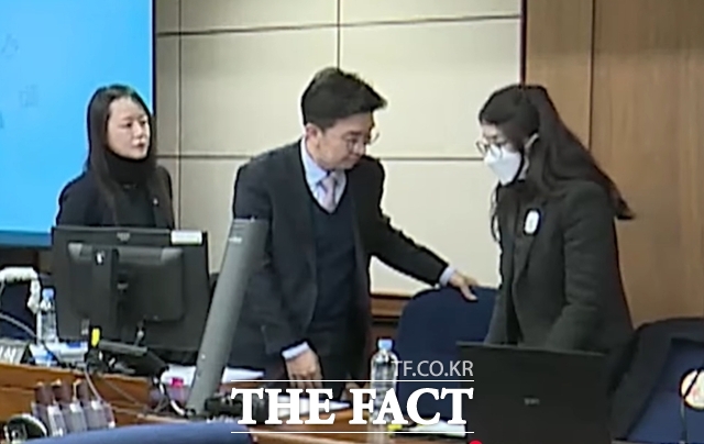 김건희 씨 사건을 심리 중인 재판부가 특검의 재판 중계 신청을 일부 허가하면서, 김 씨가 피고인석에 앉은 모습이 지난 9월 24일 첫 공판 이후 약 두 달 만에 다시 공개됐다.