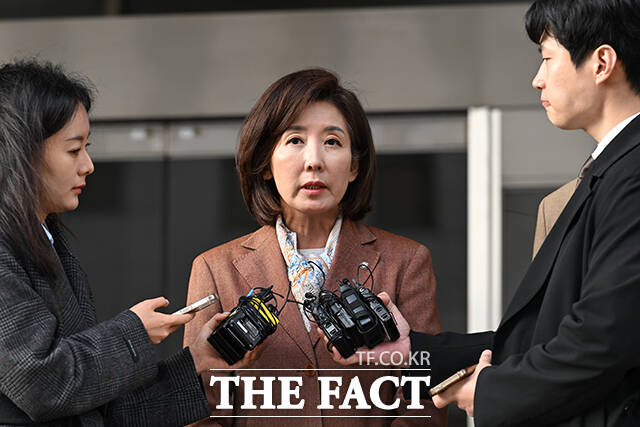 나경원 국민의힘 의원이 20일 오후 서울 양천구 서울남부지방법원에서 열린 ‘국회 패스트트랙(신속처리안건) 충돌 사건’ 1심 선고 공판을 마친 뒤 법정을 나서며 입장을 밝히고 있다. /서예원 기자