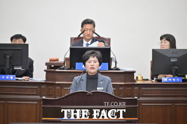 송영월 의원이 20일 열린 제262회 제2차 정례회 제1차 본회의에서 국립공주대와 충남대 통합 반대 특별위원회 구성에 대해 대표발의를 하고 있다. /공주시의회