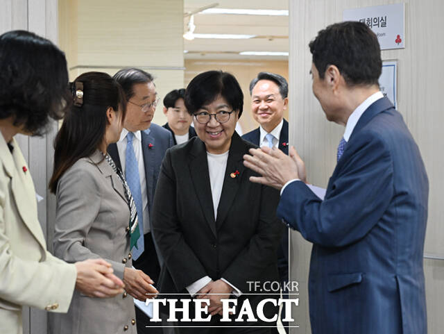 김병준 사회복지공동모금회장과 정은경 보건복지부 장관, 진옥동 신한금융지주 회장, 김성이 한국사회복지협의회장(왼쪽부터)이 국민 기본 먹거리 보장을 위한 '그냥드림' 사업 업무협약식(MOU)에 참석해 협약서에 사인한 뒤 박수를 치고 있다.