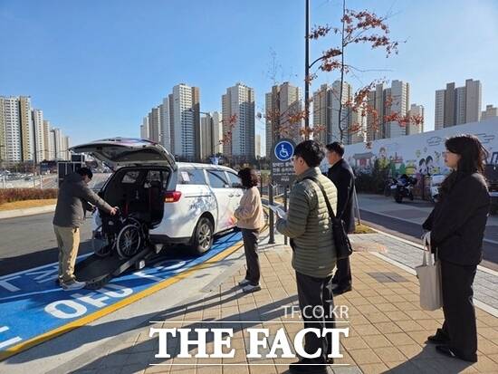 GTX-A 노선 운정중앙역을 이용하는 교통약자들이 최근 경기 파주시가 설치한 교통약자 전용 승강장을 통해 택시에 탑승하고 있다. /파주시