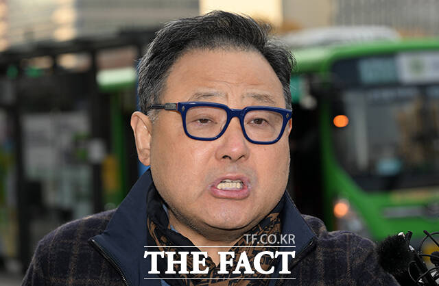 김건희 씨에게 바쉐론 시계를 건네고 특혜를 받은 의혹을 받고 있는 서성빈 드론돔 대표가 20일 오전 서울 종로구 광화문KT 웨스트에 마련된 김건희특검 사무실로 출석하며 기자들의 질문에 답변을 하고 있다. /임영무 기자