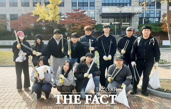 한남대학교 사회봉사인성센터가 18일부터 이틀간 교수와 직원, 학생 200여 명이 참여해 걸으면서 쓰레기를 줍는 사제동행 플로깅 기부대회를 했다. /한남대학교