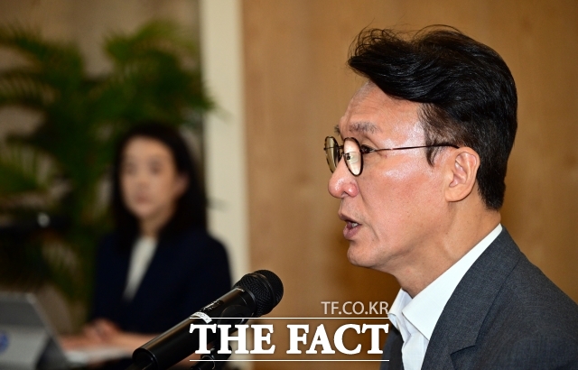 김민석 국무총리(사진)는 20일 강원 인제군에서 발생한 산불 관련 상황을 보고 받고 