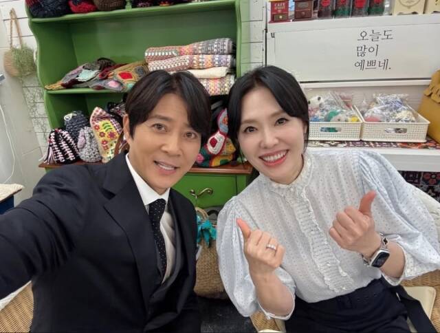 배우 최수종(왼쪽)과 하희라 부부가 결혼 32주년을 기념해 서로를 향해 각별한 애정을 드러냈다. /하희라 소셜미디어 캡처