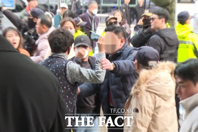 20일 오후 서울 양천구 서울남부지방법원에서 특수공무집행 방해, 국회법 위반 등 혐의로 기소된 국민의힘 전신 자유한국당 전·현직 의원과 보좌관 등 26명에 대한 1심 선고가 있었다. 이 과정 중 지지자들과 진보 유튜버간 충돌이 있었다. /서울남부지법=김기범 기자