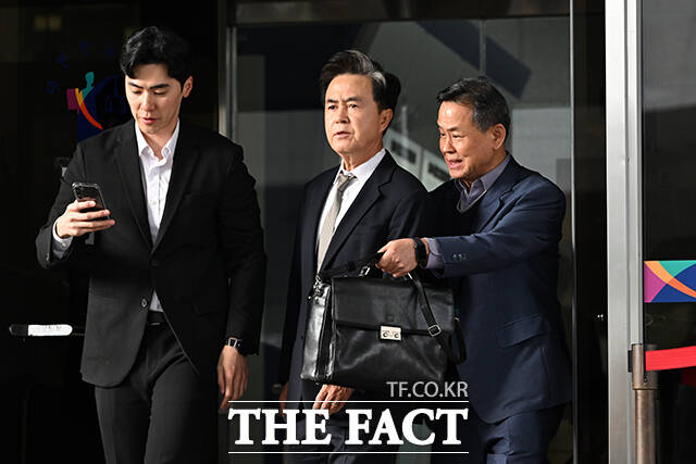 김태흠 충남지사(가운데)가 1심 선고 공판을 마친 뒤 법정을 나서고 있다.