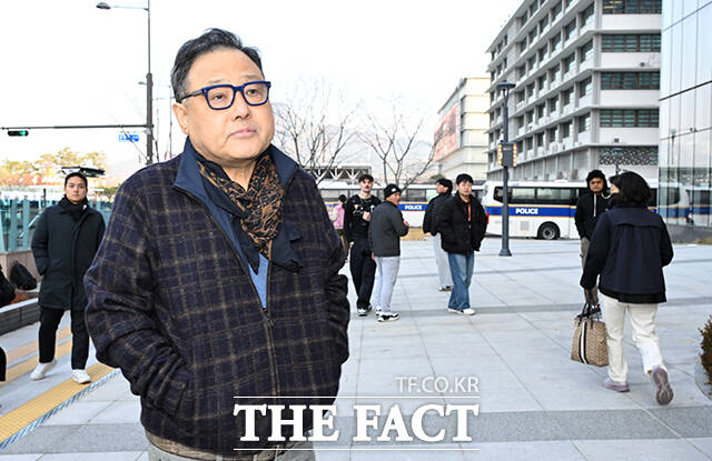 김건희 씨에게 바쉐론 시계를 건네고 특혜를 받은 의혹을 받고 있는 서성빈 드론돔 대표가 20일 오전 서울 종로구 광화문KT 웨스트에 마련된 김건희특검 사무실로 출석하며 기자들의 질문에 답변을 하고 있다. /임영무 기자