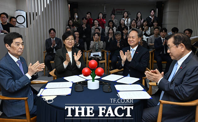 김병준 사회복지공동모금회장과 정은경 보건복지부 장관, 진옥동 신한금융지주 회장, 김성이 한국사회복지협의회장(왼쪽부터)이 국민 기본 먹거리 보장을 위한 '그냥드림' 사업 업무협약식(MOU)에 참석해 협약서에 사인한 뒤 박수를 치고 있다.