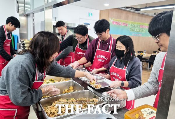 대전테크노파크가 19일 대전시 자원봉사연합회가 운영하는 급식소 ‘행복한 집’에서 취약계층을 위한 무료급식 봉사활동을 진행했다. /대전테크노파크