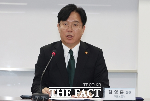 김영훈 고용노동부 장관이 지난달 28일 오전 서울 종로구 정부서울청사에서 열린 고용평등 및 여성고용 정책 활성화를 위한 노동부·성평등부 업무협약식에서 인사말을 하고 있다. /임영무 기자