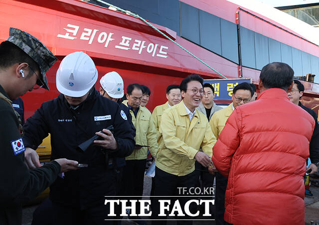 김민석 국무총리가 21일 오전 동절기 해양안전사고 예방차 인천 중구 인천연안여객터미널을 찾아 탑승객들과 인사하고 있다. /청사사진기자단