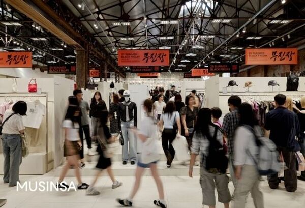 무신사가 서울 성동구 서울숲 일대 상가 10여 곳을 장기 임차했다. 무신사는 이곳을 자사 입점 브랜드의 오프라인 판로를 위한 공간으로 활용한다. 사진은 무신사 스토어 성수@대림창고 내부 모습. /무신사