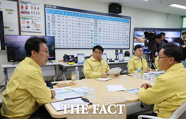 김민석 국무총리가 21일 오전 동절기 해양안전사고 예방차 인천 중구 인천연안여객터미널을 찾아 탑승객들과 인사하고 있다. /청사사진기자단