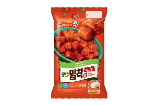 풀무원은 냉동 떡볶이 카테고리를 공략하기 위해 간편식 떡볶이 신제품 밀떡 떡볶이를 출시했다. 이 제품은 이중압출 공법으로 말랑하고 쫄깃한 식감이 특징이다. /풀무원