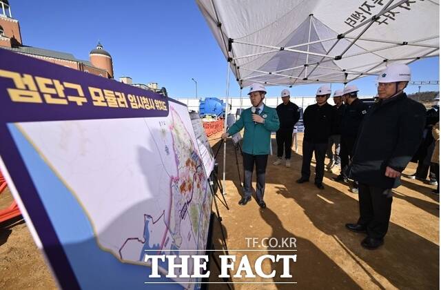 유정복 인천시장이 21일 검단구청 임시청사 부지에서 모듈러 임시청사 추진 상황을 점검하고 있다./인천시