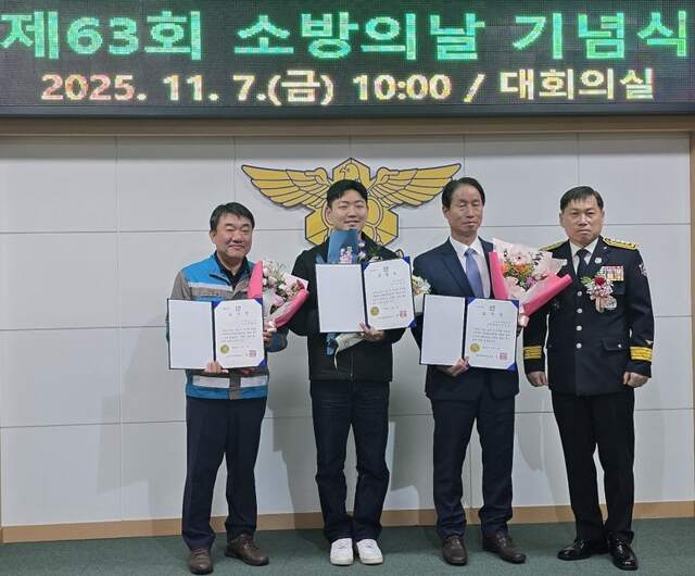 삼표시멘트는 지난 7일 선제적인 화재예방 활동과 지역사회 안전문화 확산에 기여한 공로를 인정받아 강원특별자치도지사 표창을 수상했다고 21일 밝혔다. 사진은 김경필 삼표시멘트 삼척공장 생산담당 상무(왼쪽 첫 번째)가 기념촬영을 하는 모습. /삼표그룹