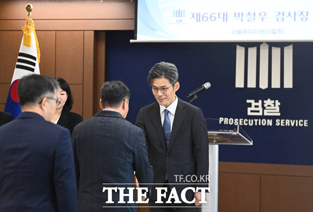 박철우 신임 서울중앙지검장이 21일 오전 서울 서초구 서울중앙지검에서 열린 취임식에서 취임사를 마치고 인사하고 있다.