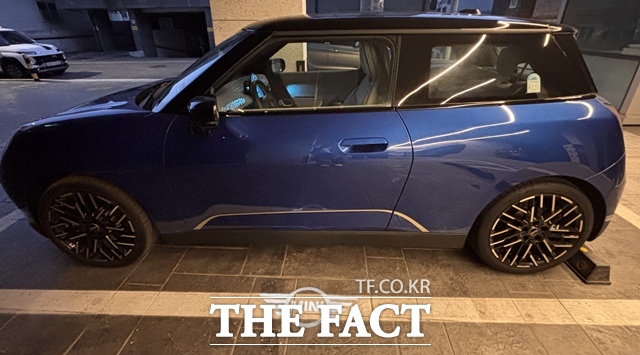 측면 실루엣. 도어가 닫히면 하단 바닥에 미니 로고가 조명으로 투사되는 웰컴 라이트가 적용됐다. /황지향 기자