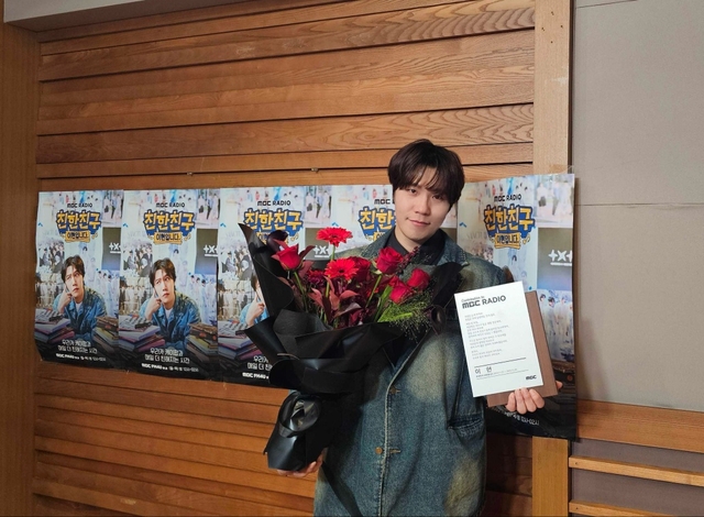 가수 이현이 20일 방송을 끝으로 약 1년 1개월 간 이어온 MBC 라디오 친한친구 이현입니다 DJ에서 하차했다./빅히트 뮤직