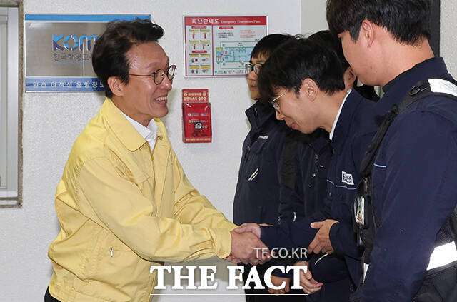 김민석 국무총리가 21일 오전 동절기 해양안전사고 예방차 인천 중구 인천연안여객터미널을 찾아 탑승객들과 인사하고 있다. /청사사진기자단