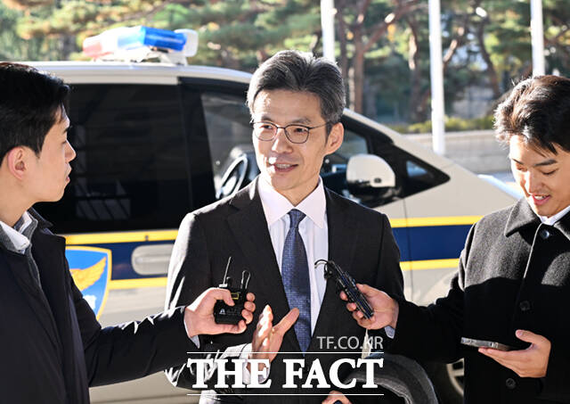 박철우 신임 서울중앙지검장이 21일 서울 서초구 중앙지검 청사로 첫 출근하며 취재진 질의에 답하고 있다. /이새롬 기자